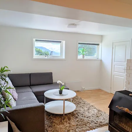 Aurora rooms in shared apartment nr2 We are doing privet Northen lights trips, reindeer trip&Fjord sommaroy trip-2