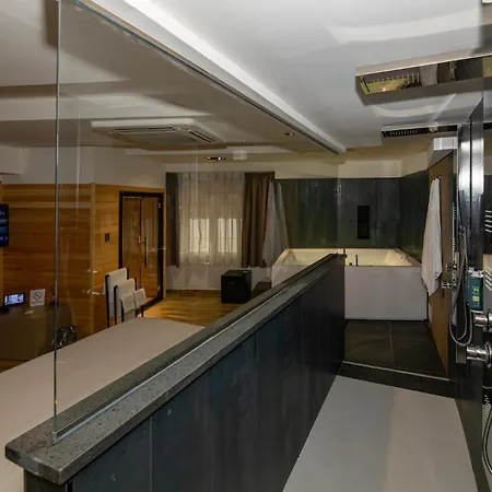 Golden Hotel-2