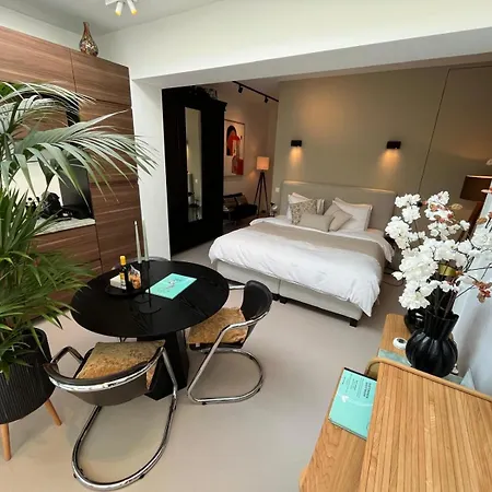 B&B Urban Oasis With Free Parking-2