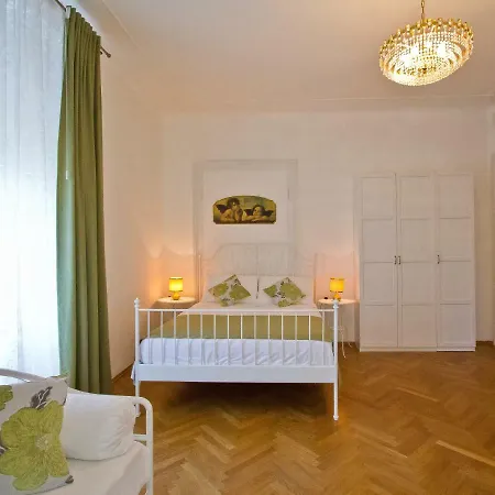 Golden Rooms Bed & Breakfast-2