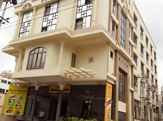 Cheap hotel: Hotel Vyshak International