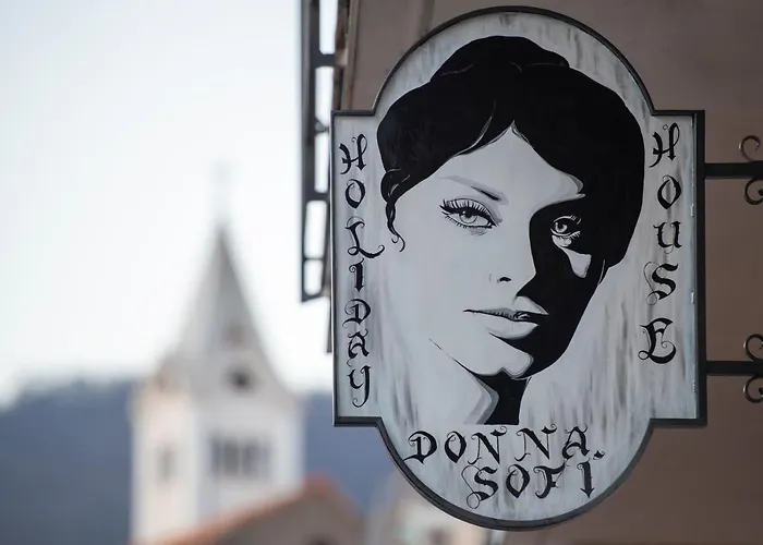 Donna Sofi Holiday House