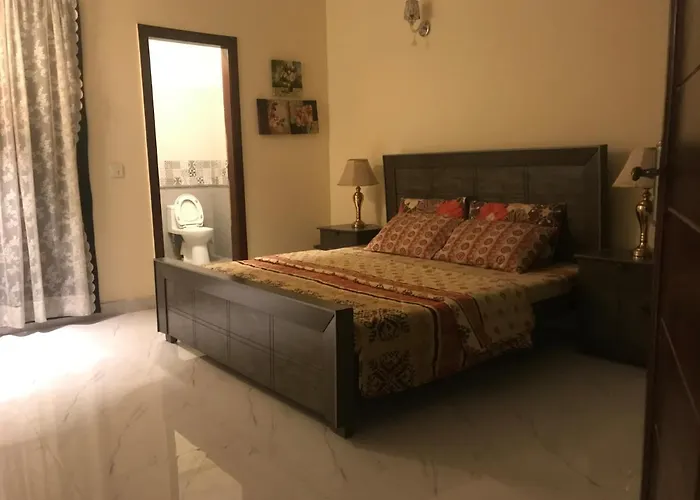 Pet Friendly hotel: 1 Bed House - Sleeps 2 - Pets - Parking - Wifi