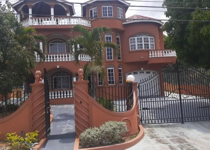 Guest house: Cazwin Villas