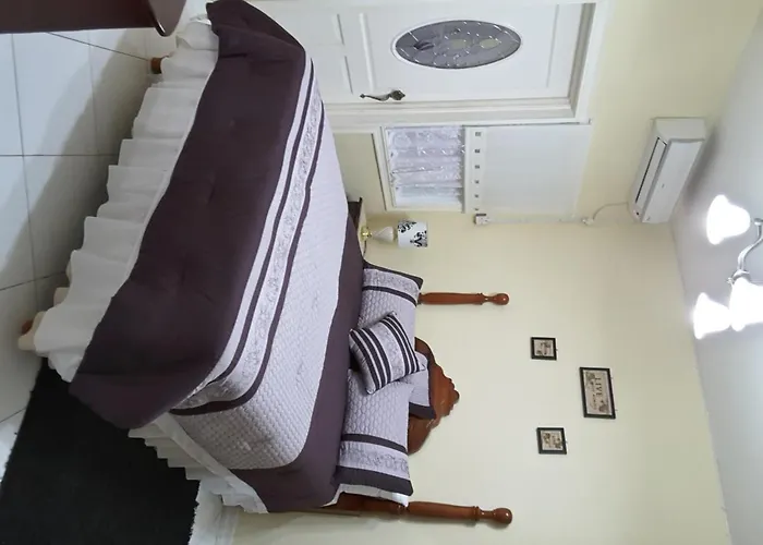 Guest house: Cazwin Villas