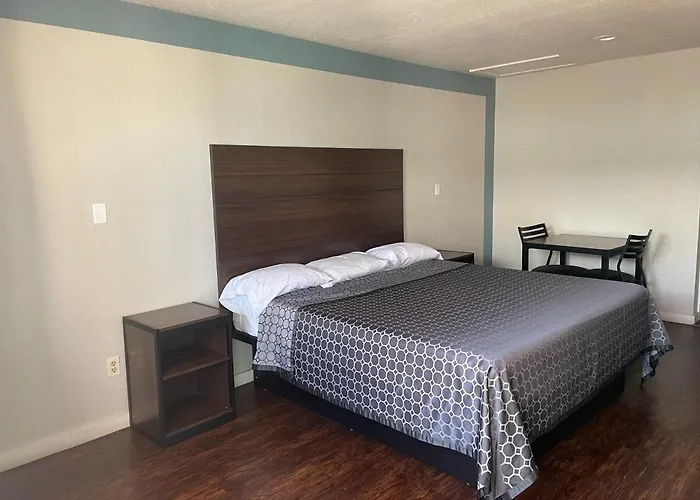 Hotel near College: Garden Inn Motel