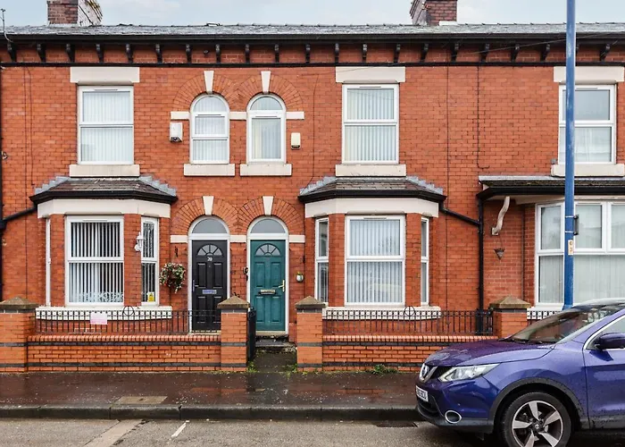Clayton House - Spacious Home Near Etihad Stadium