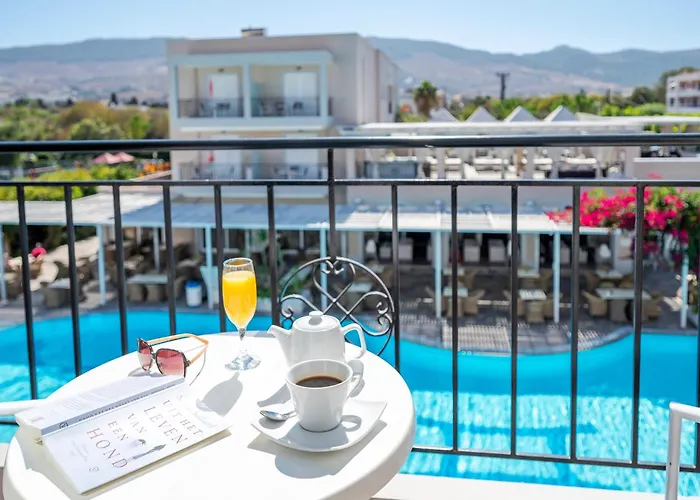 Hotel met tennis: Peridis Family Resort