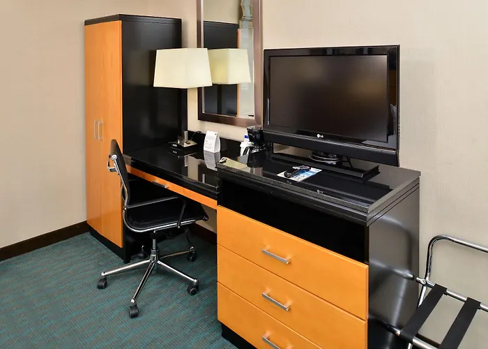  Holiday Inn Express Kennedy Airport, An Ihg