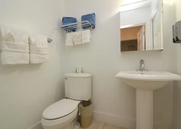 Cheap hotel: Coconut Mallory Resort And Marina