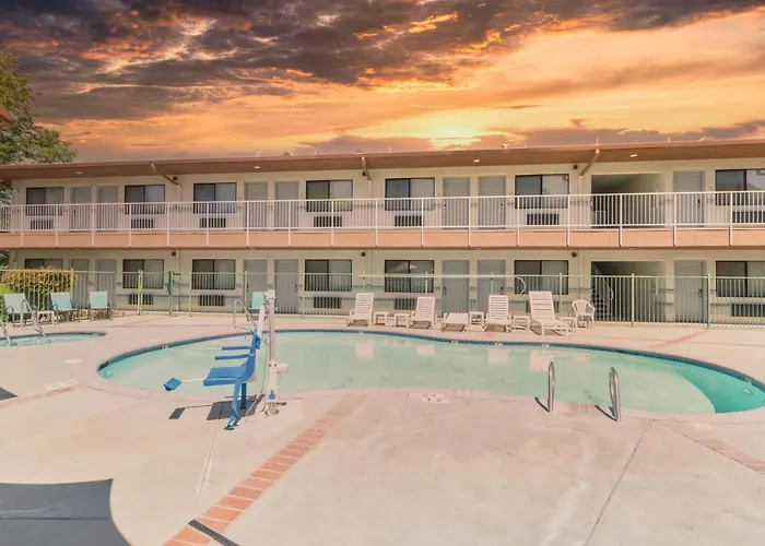 Pet Friendly hotel: The Oakhurst Inn At Yosemite