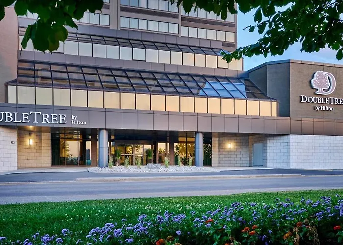 Hotels with pool Doubletree By Hilton Windsor, On