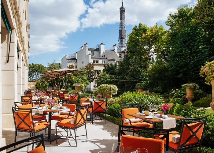 Beach hotel: Shangri-La Paris