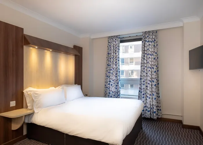 City Sleeper At Royal National Hotel