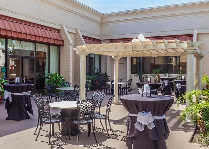 Cheap hotel: Wyndham Visalia