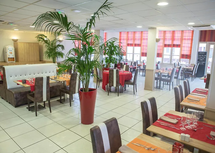 Kyriad Orange Centre Ville - Hotel Restaurant Bar - Galerie D'Art Des Princes - Provence Alpes Cote'Azur - France - Autoroute A7-A9 - Exit21- Chateauneuf-Du-Pape Avignon Bollene Nimes Valence - Terrasse - Repas - Petit Dejeuner