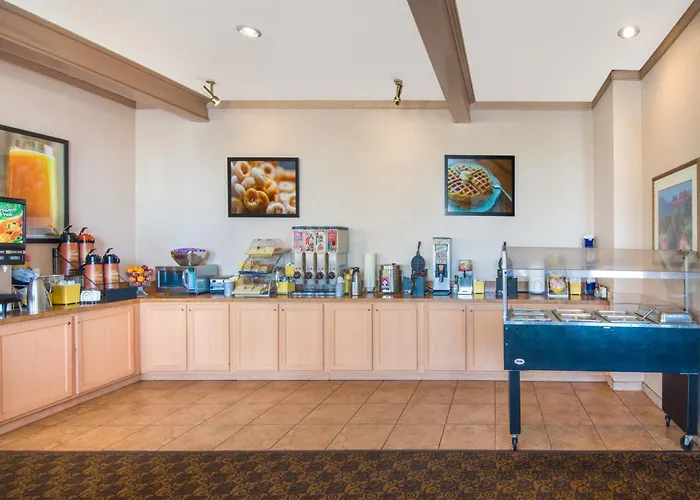 Motel: Days Inn & Suites By Wyndham Clovis