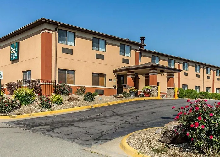 Hotel near College: Quality Inn At Collins Road - Cedar Rapids
