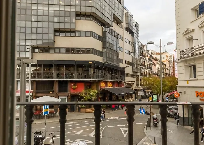 Hotel cerca del colegio: Santo - Coworking - Coliving - Madrid