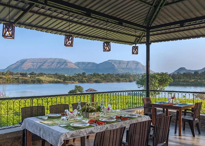 Saffronstays Lake House Bouganvillea: Rustic Lakeside Villa with Pool