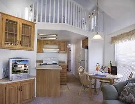 Сity center hotels Newport Dunes Waterfront Resort