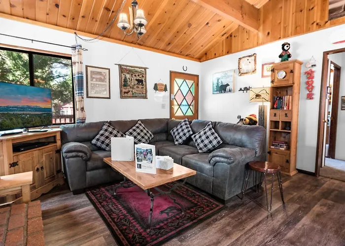 The Cuddle Inn - True Feeling Of A Great Cabin! Beautiful And Homey! Walking Distance To The Lake!