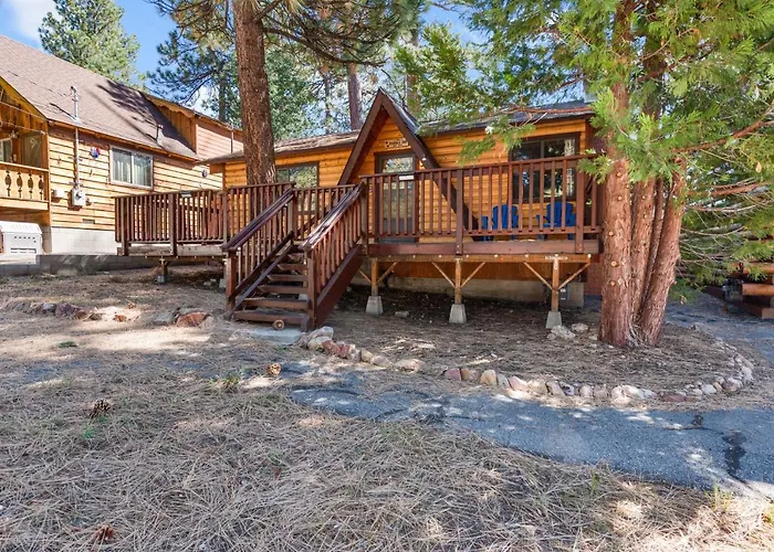 The Cuddle Inn - True Feeling Of A Great Cabin! Beautiful And Homey! Walking Distance To The Lake!