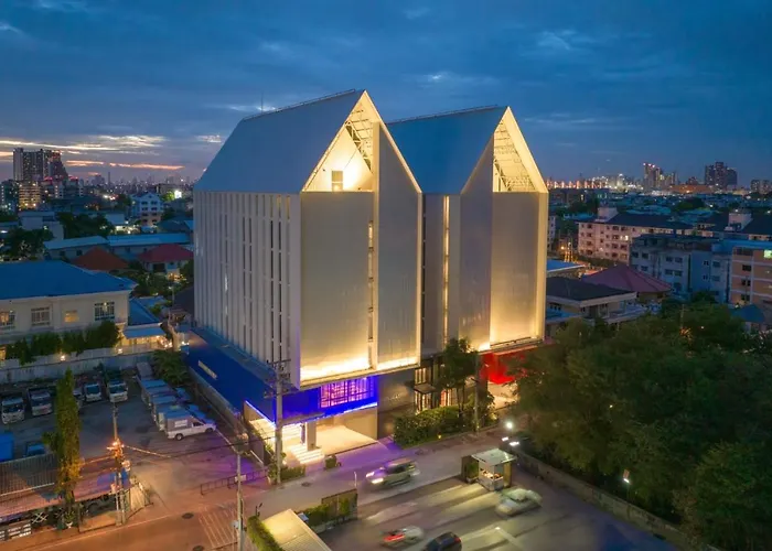 Blue Hippo & Red Crocodile Hotel