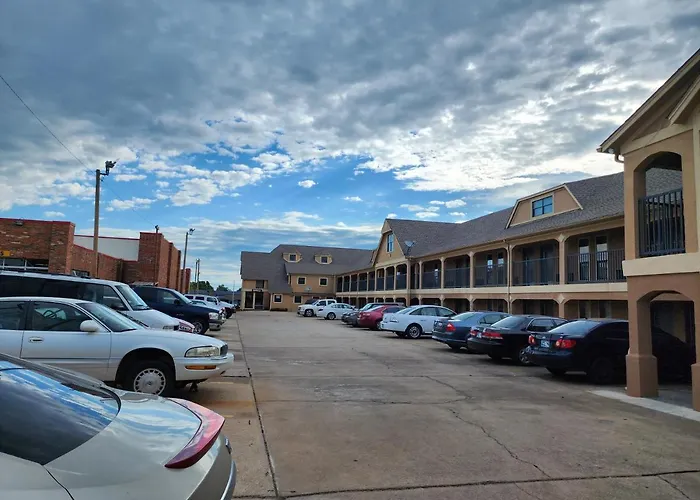 Luxury hotel only: Executive Inn