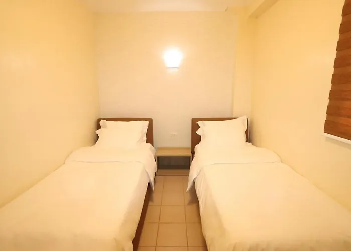 Leo Hotel - Lifestrong Property Inc