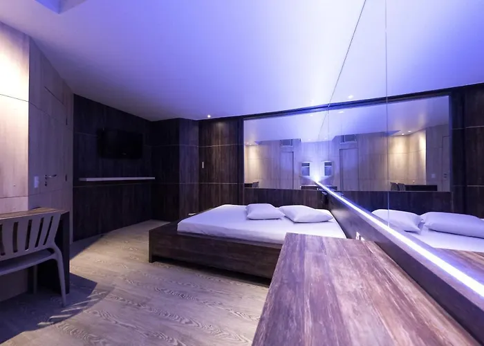 Snob Motel (Adults Only)
