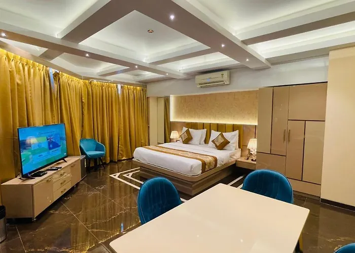 Home2 Renaissance Club