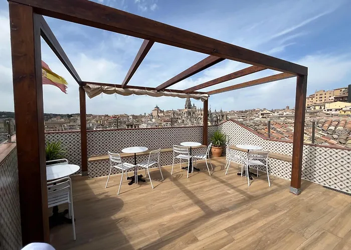 Hotel cerca del colegio: Casón De Los López Apartments