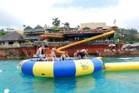 Hospitality Expert Jagger - Tour Pool Bar Beach