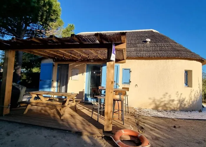 A Barcarès l 'été s'installe sous les pins en bord de lac marin et à 800m de la plage joli mas de pêcheurs charmant confortable rénové 8 couchages possibles Le Barcarès