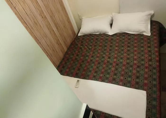 Near Andheri Airport Ac Couple Friendly Small Cozy Room Budget Inn