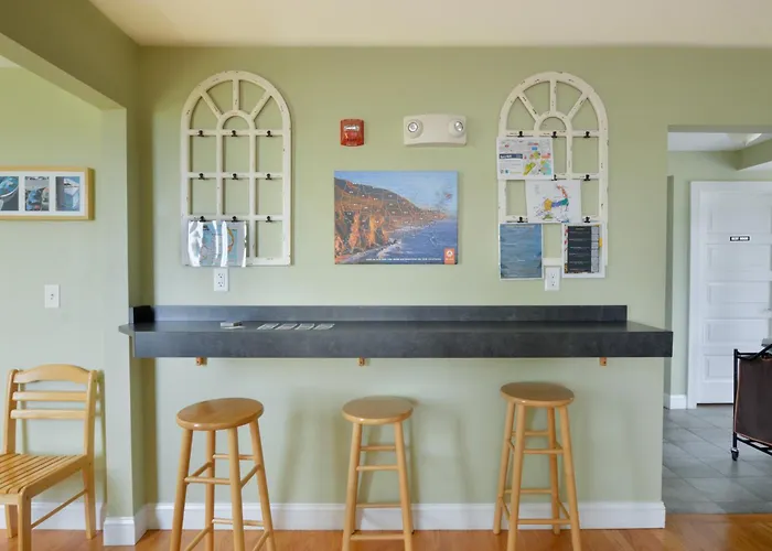 Hotel near College: Hi Hyannis Hostel
