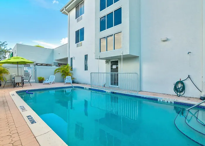 Cheap hotels Naples Park Central