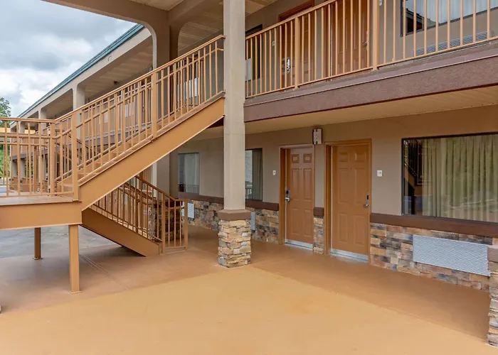 Pet Friendly hotel: Econo Lodge Byron - Warner Robins