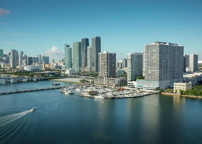 Hotel with pool: Doubletree By Hilton Grand Hotel Biscayne Bay