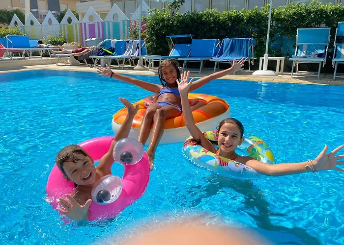 Hotel Con Piscina Adelphi