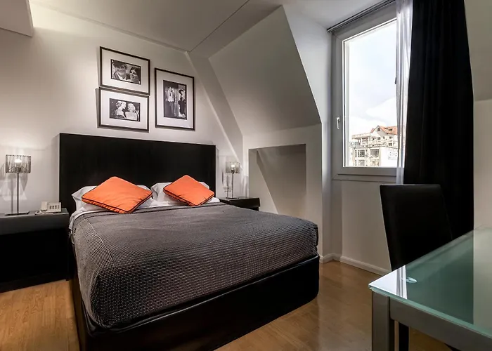 Broadway Hotel & Suites