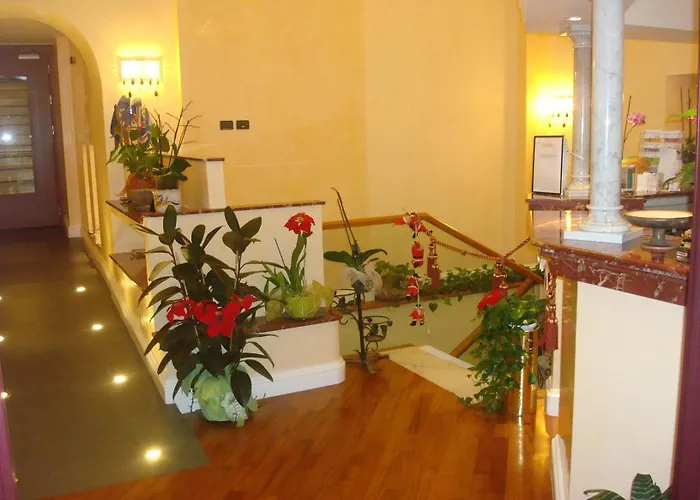 Hotel con piscina: Hotel Dina