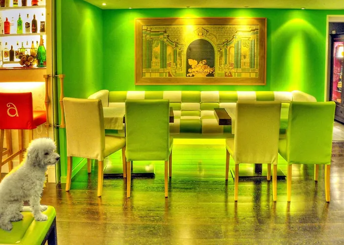 Hotel near College: Sorrento Apartments