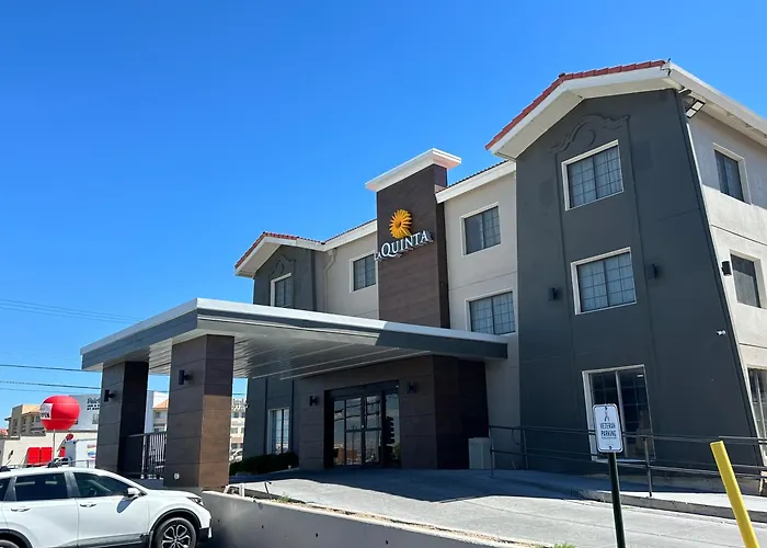 Сity center hotels La Quinta Inn By Wyndham Albuquerque Airport