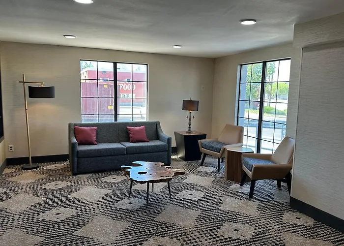 Сity center hotels La Quinta Inn By Wyndham Albuquerque Airport