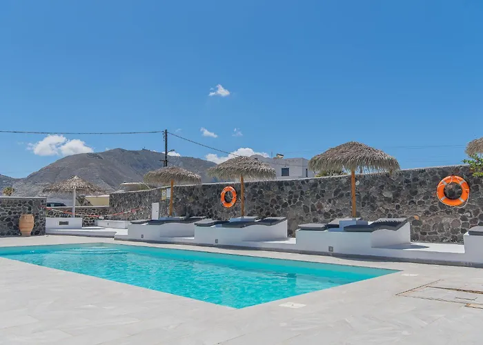 Golden Sunrise Suites In Santorini Kamári