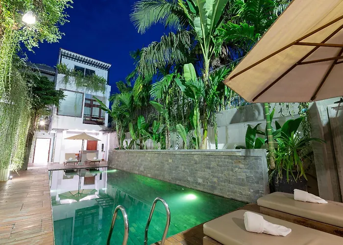 Hotel with pool: Victoria Central Residence