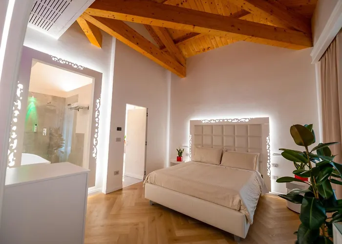 Hotel Jacuzzi: La Divina - Free Parking -