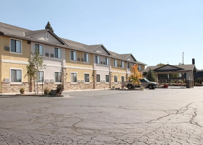 Super 8 By Wyndham Montrose